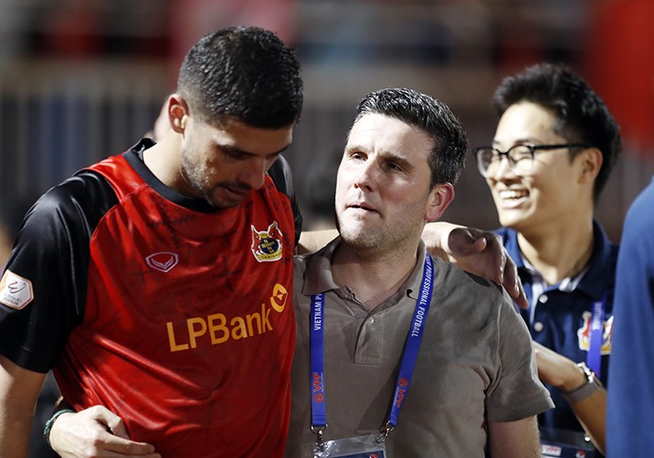 HLV người Tây Ban Nha của CLB Ninh Bình "tròn mắt" vì làng bóng V-League