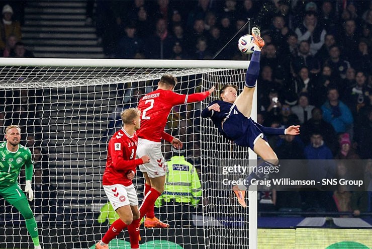 McTominay lập siêu phẩm "xe đạp chổng ngược" đẹp tựa Ronaldo, ứng viên giải Puskas