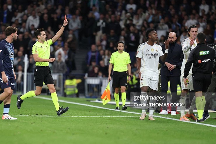 Real Madrid dính "mưa" thẻ phạt: Vinicius mỉa mai, Alonso phát điên với trọng tài