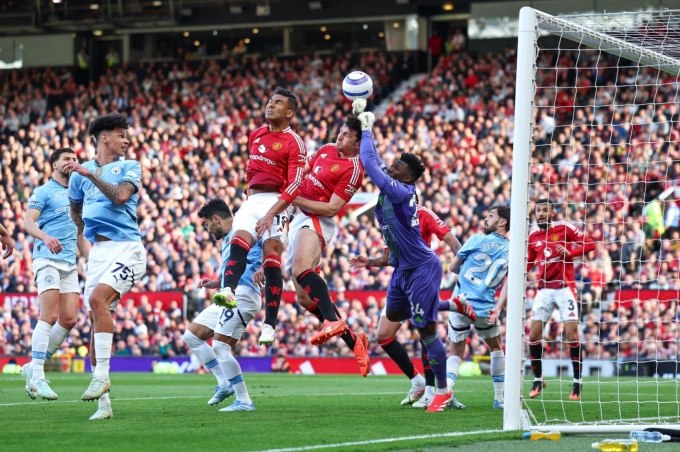 Onana bực tức khi bị chê là thủ môn tệ nhất lịch sử Man Utd