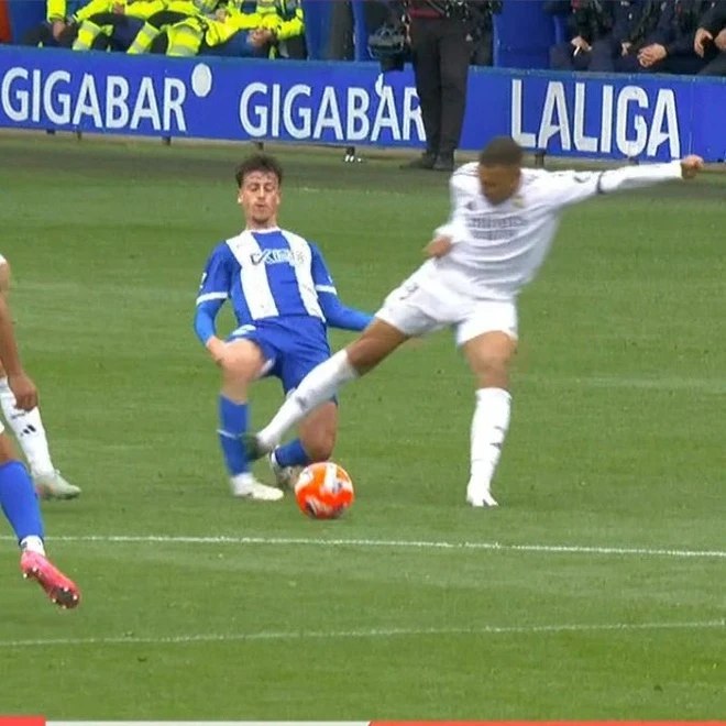 Mbappe nhận thẻ đỏ, Real tiếp tục bám đuổi Barca
