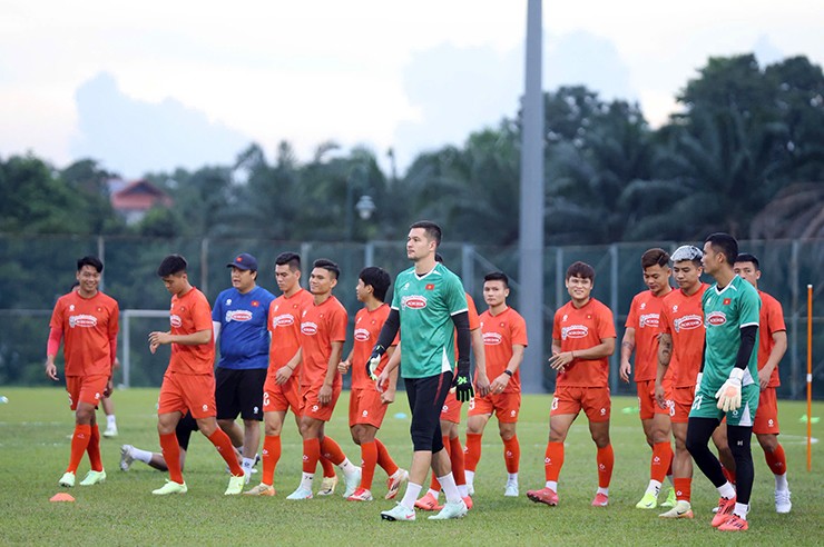 ĐT Việt Nam tập buổi đầu ở Malaysia, Hai Long nói điều đặc biệt trước "chung kết"