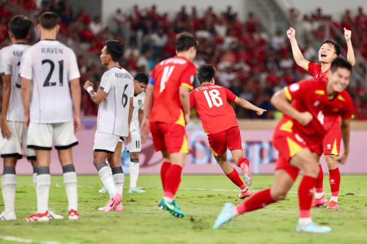 U23 Việt Nam lên đỉnh ĐNÁ: Thầy Kim lọc lõi hóa "Vua Midas", Công Phương bước ra ánh sáng