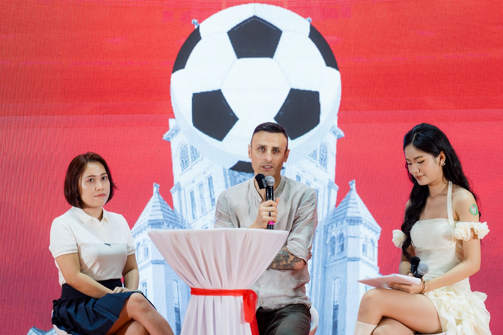 Dimitar Berbatov Truyền Cảm Hứng Tại Đà Nẵng Qua Sự Kiện “Together We Rise”