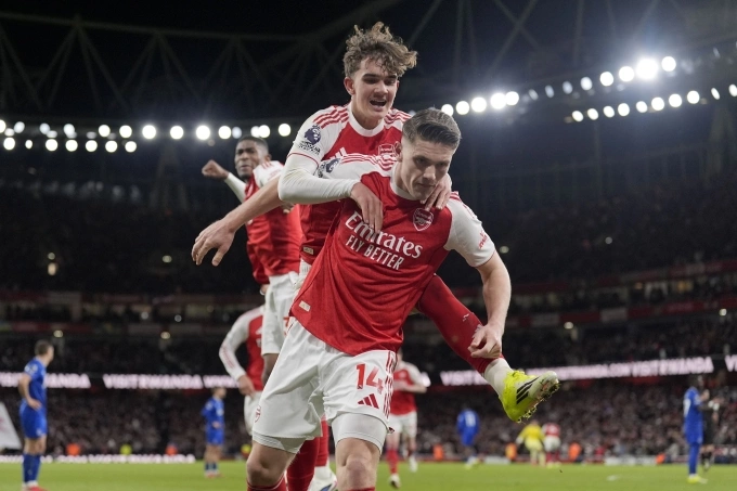 Tài năng 16 tuổi giúp Arsenal tiến gần chức vô địch Ngoại hạng Anh