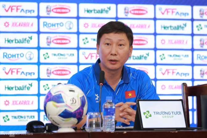 HLV Kim Sang-sik: 'Tuyển Việt Nam đang mạnh lên'