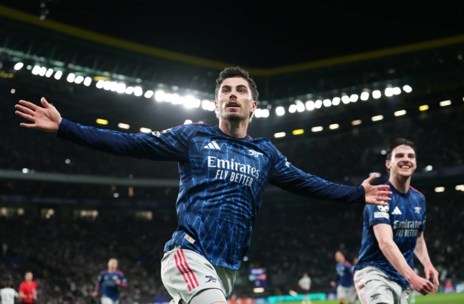 Arsenal thắng phút bù ở Champions League