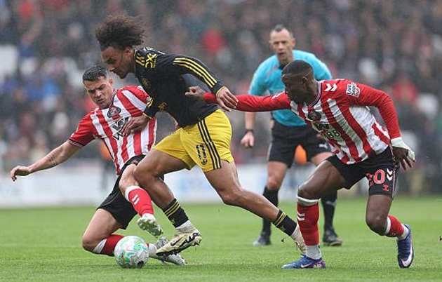 Zirkzee tự khép lại cánh cửa sự nghiệp tại Man Utd